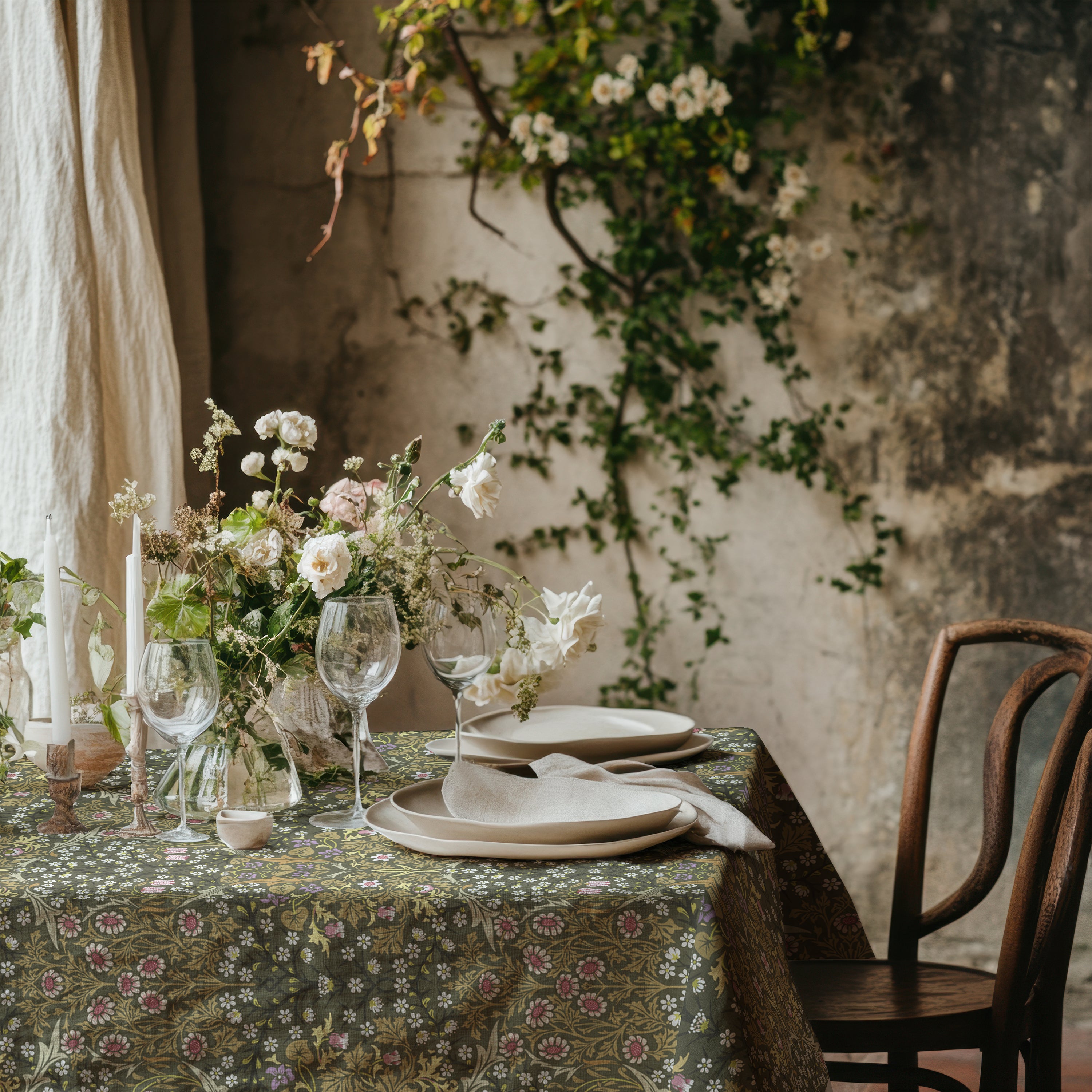 William Morris Tablecloth - BLACKTHORN